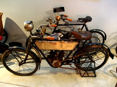 1911_Peugeot_Moto_legere_MD_3cv,_Musée_de_la_Moto_et_du_Vélo,_Amneville,_France,_pic-024