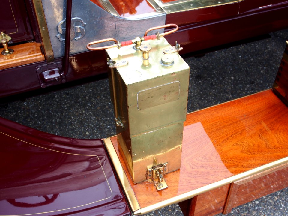 1910_Straker_Squire_2800cc,_Nr519,_Rushmore_Dymamo_Works_battery_pic11