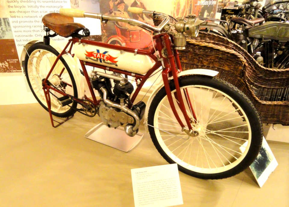 1910_Yale_Twin,_Yale_Manufacturing,_Toledo_OH_-_Lyman_&_Merrie_Wood_Museum_of_Springfield_History_-_DSC04176