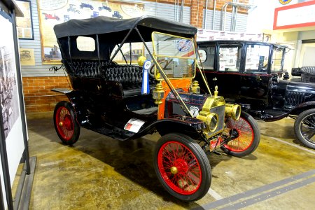 1909_Ford_Model_T_Belle_touring_car,_wide-track_-_Automobile_Driving_Museum_-_El_Segundo,_CA_-_DSC01832