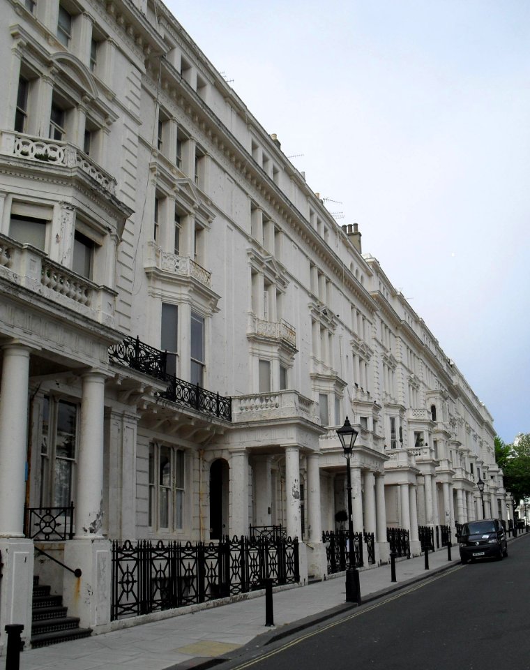 18–30_Palmeira_Square,_Hove_(NHLE_Code_1187581)_(July_2010)