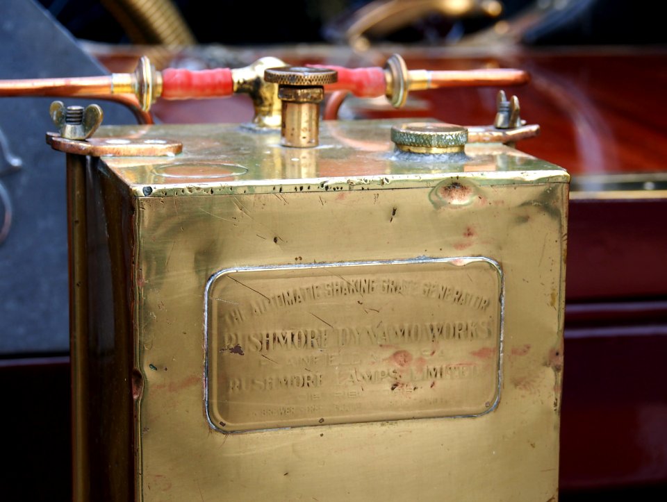 1910_Straker_Squire_2800cc,_Nr519,_Rushmore_Dymamo_Works_battery_pic9