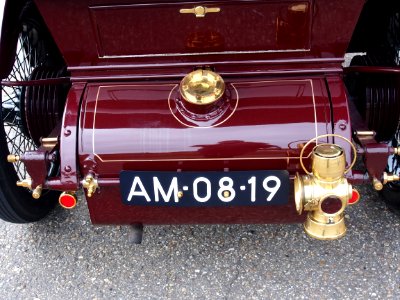 1910_Straker_Squire_2800cc,_Nr519,_tank,_pic6