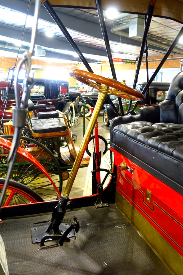 1904_Schacht_Auto-Runabout_-_Automobile_Driving_Museum_-_El_Segundo,_CA_-_DSC01749