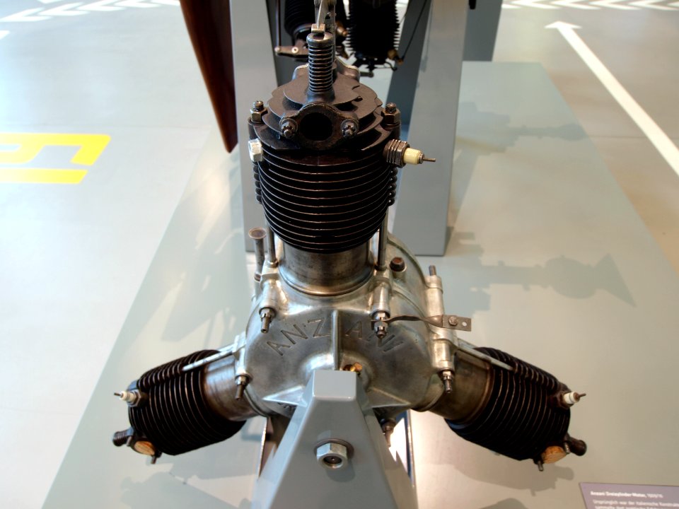 1909_Anzani_threecylinder_aircraft_engine_pic1