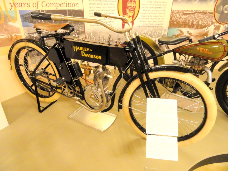 1909_Harley_Davidson_Model_5,_replica_built_by_Michael_Hanlon_-_Lyman_&_Merrie_Wood_Museum_of_Springfield_History_-_DSC04175
