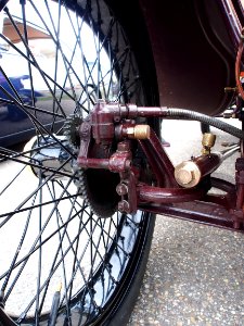 1910_Straker_Squire_2800cc,_Nr519,_right_front_wheel,_pic4
