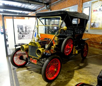 1909_Ford_Model_T_Belle_touring_car,_wide-track_-_Automobile_Driving_Museum_-_El_Segundo,_CA_-_DSC01836