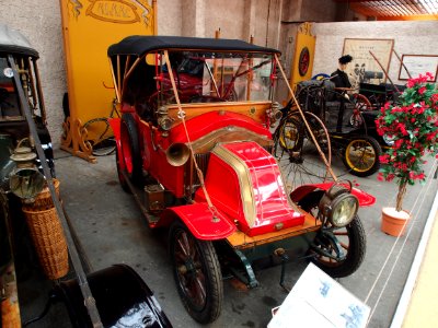 1910_Renault_AX,_2_cylinders,_1060_cm3,_6cv_pic1