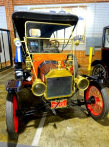 1909_Ford_Model_T_Belle_touring_car,_wide-track_-_Automobile_Driving_Museum_-_El_Segundo,_CA_-_DSC01838