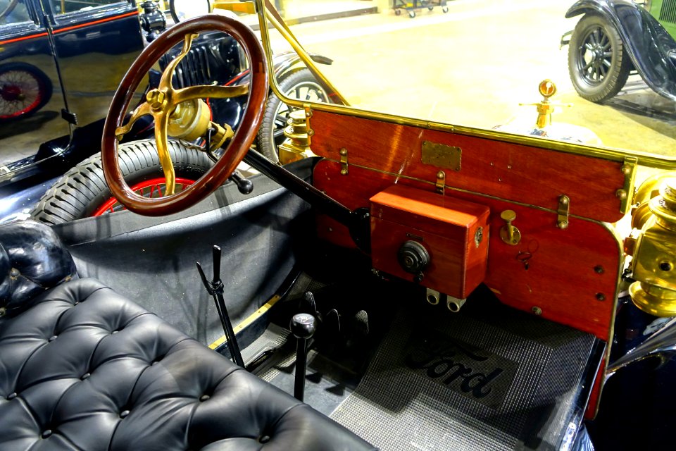1909_Ford_Model_T_Belle_touring_car,_wide-track_-_Automobile_Driving_Museum_-_El_Segundo,_CA_-_DSC01840