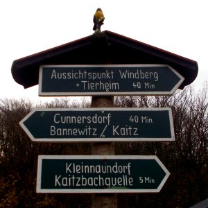 2017_Kleinnaundorf_Wanderwegweiser_im_Kaitzbachtal