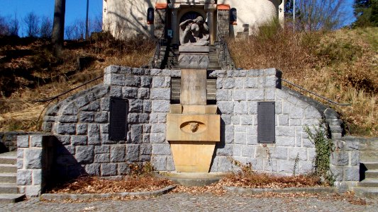 2017_Kirschau_Denkmal_an_der_Kirche
