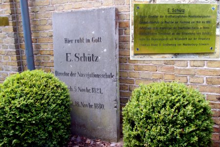 2017_Wustrow_historisches_Grab_E._Schütz_-_1._Direktor_Seefahrtsschule