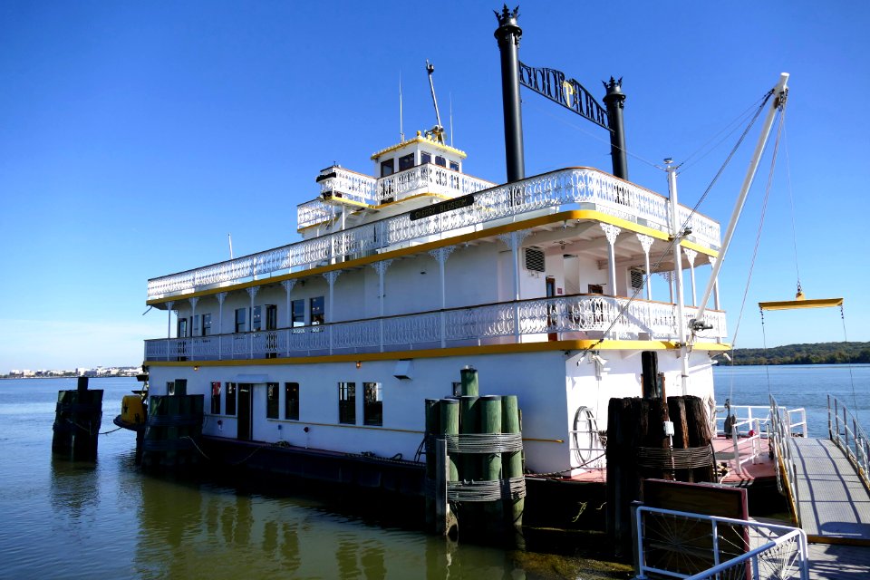 2017.10.27.112731_Tourist_ship_Potomac_River_Alexandria_Virginia_USA