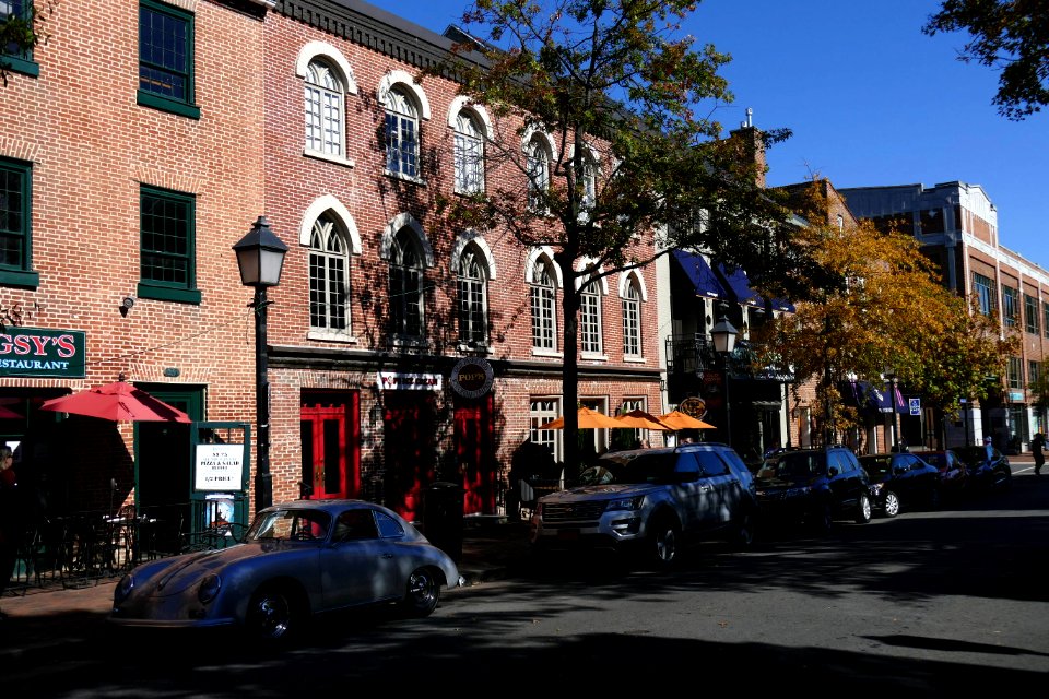 2017.10.27.122558_King_Street_(old_Porsche)_Alexandria_Virginia_USA