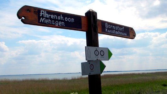 2017_Wustrow_Wanderwegweiser_nach_Barnstorf_und_Ahrenshoop