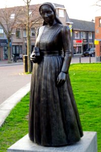 20170328_Lunters_Vrouwtje_door_Elly_van_den_Broek_(1983)