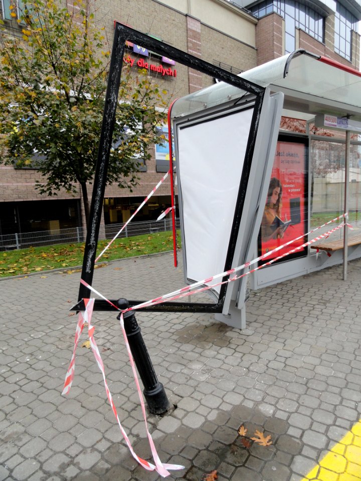 2017_Warszawa_Słomińskiego_rozbity_przystanek,_2