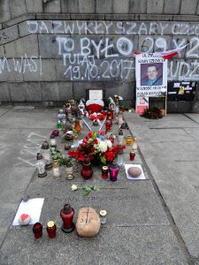 2017_Warszawa_Piotr_Szczęsny_miejsce_pamięci_z_tablicą