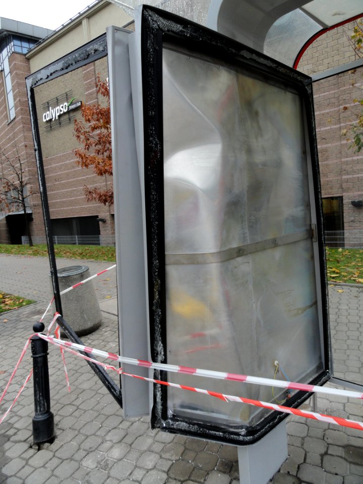 2017_Warszawa_Słomińskiego_rozbity_przystanek,_3