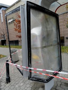 2017_Warszawa_Słomińskiego_rozbity_przystanek,_3