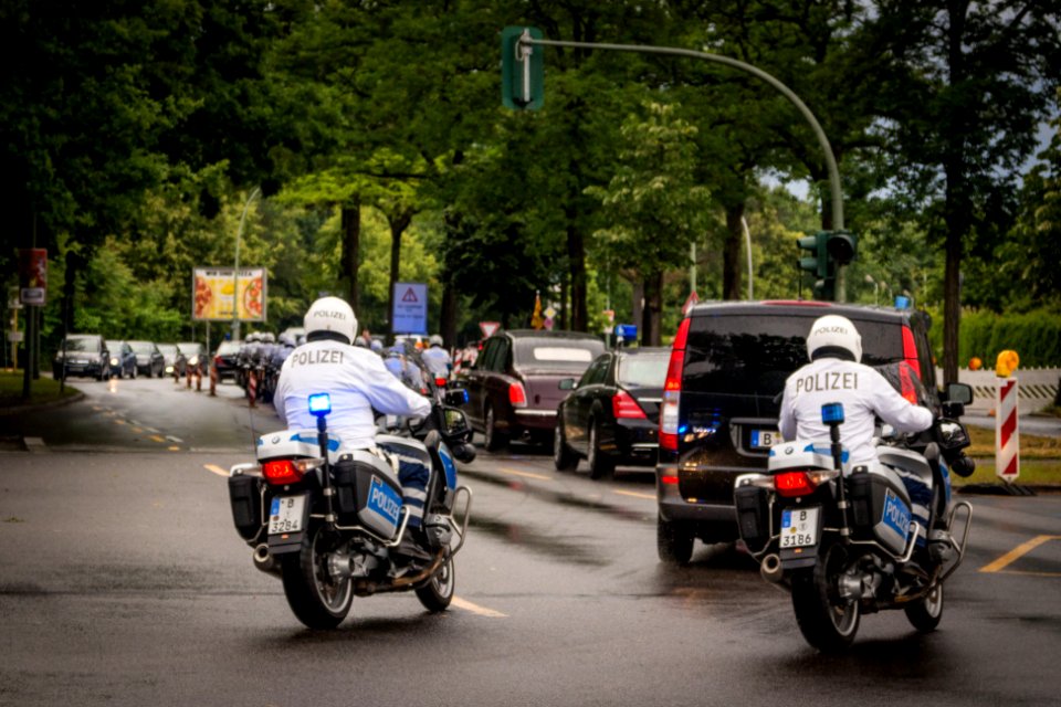 20150623_Queen_auf_dem_Weg_ins_Adlon_Tegel_Nord_IMG_5577_by_sebaso