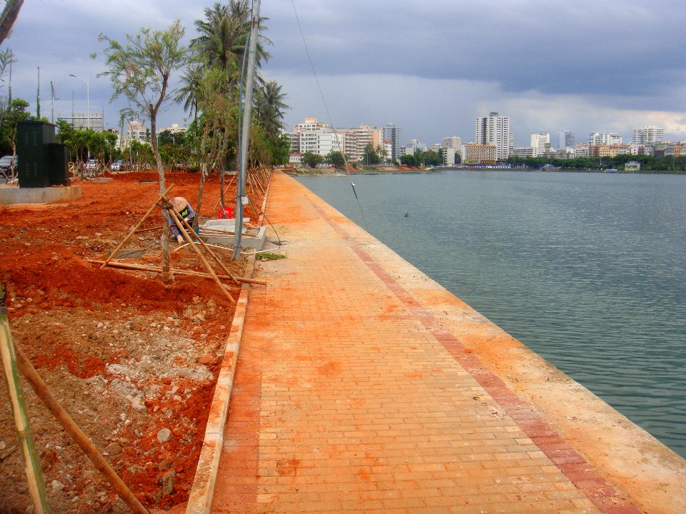 2017_07_renovations_on_north_side_of_Hongcheng_Lake_-_01