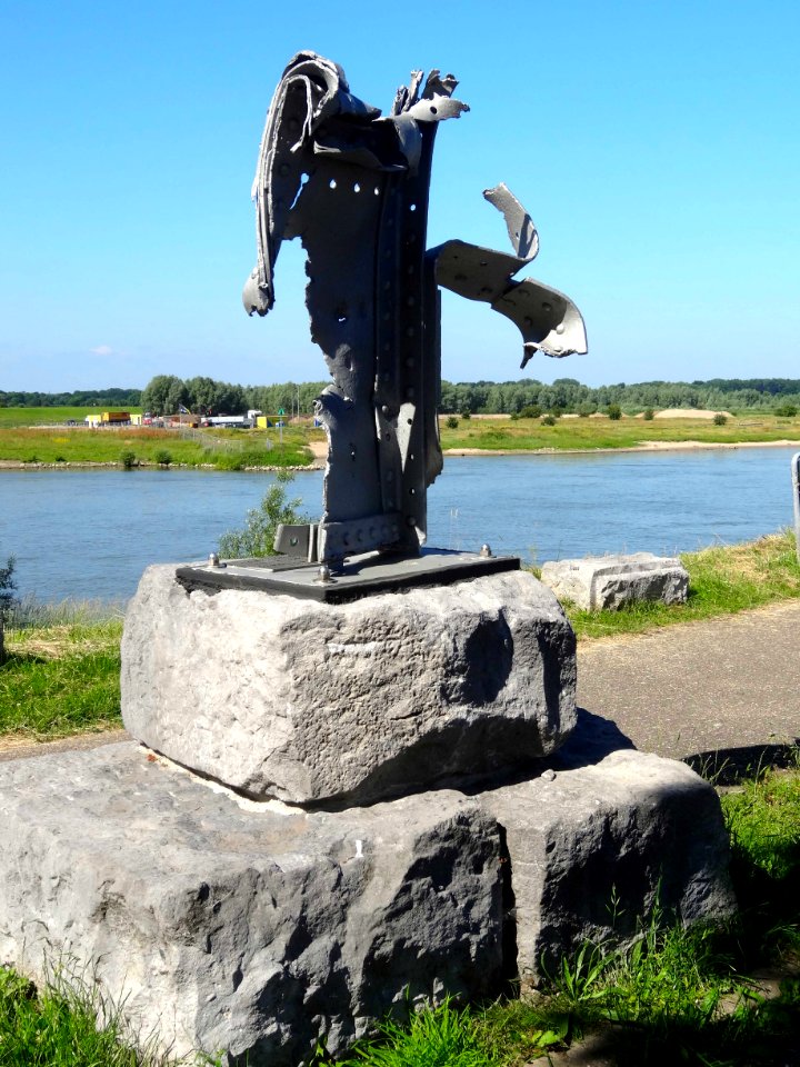 20150630_Restant_van_de_opgeblazen_spoorbrug_Deventer