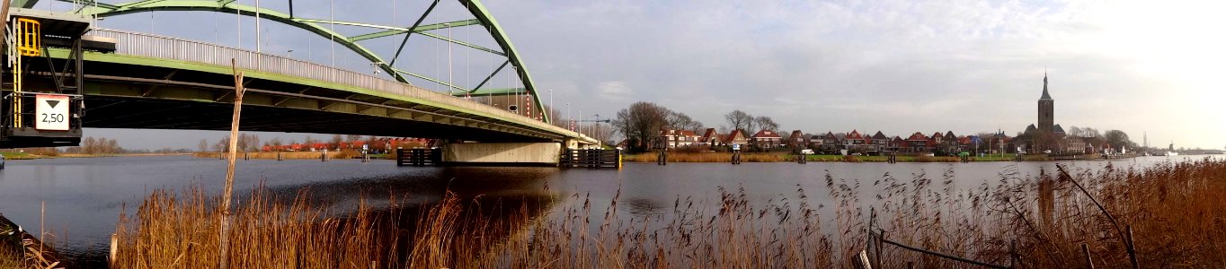 20151217_Zicht_op_Hasselt_met_Zwartewaterbrug_en_Stephanuskerk_aan_het_Zwarte_Water