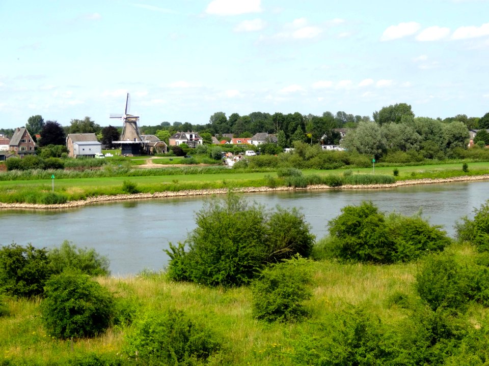 20150716_IJssel_zicht_op_Veessen_en_mölle_van_Bats