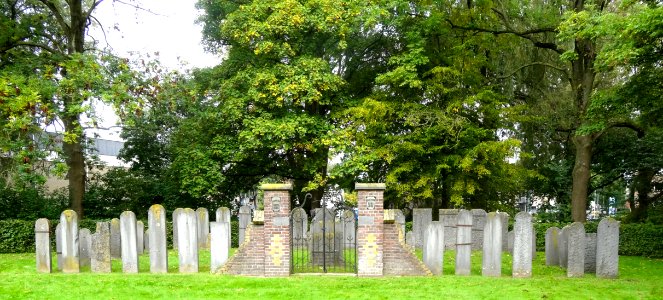 20151009_Stenen_van_de_voormalige_Joodse_begraafplaats_de_Jodenkamp_verplaatst_naar_Moesstraat_Groningen