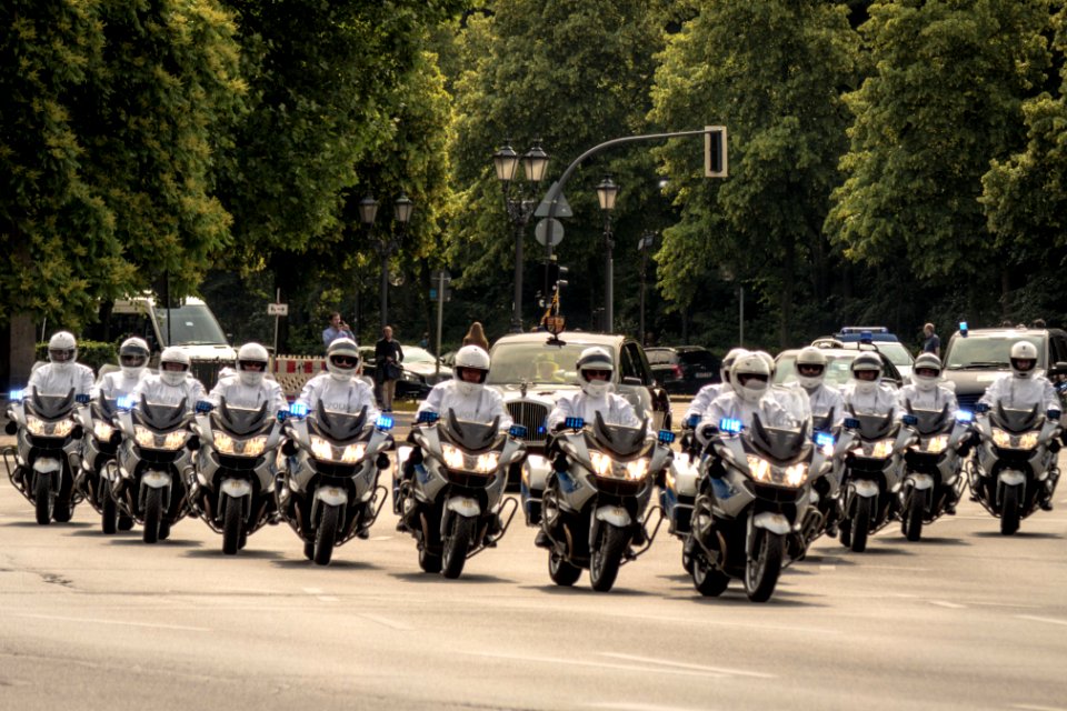 20150626_Queen_auf_dem_Weg_nach_Tegel_mit_Eskorte_am_Großen_Stern_IMG_5682_by_sebaso