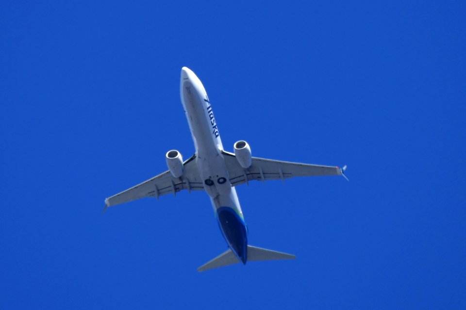 2016.10.12.104245_Landing_airplane_Alaska_Airlines_14th_Avenue_Seattle_Washington_USA