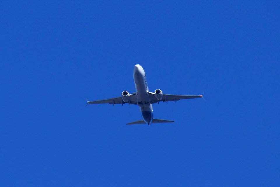 2016.10.12.104231_Landing_airplane_Alaska_Airlines_14th_Avenue_Seattle_Washington_USA