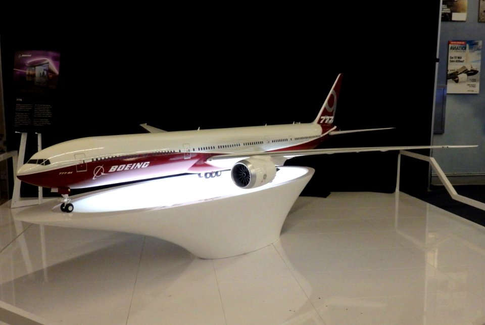 2016.10.13.113139_Boeing_777X_model_Future_of_Flight_Center_&_Boeing_Tour_Everett_Washington_(cropped)