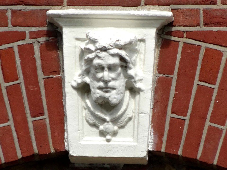20150730_Een_van_de_zeven_identieke_figuren_Blekerssingel_74_75_76_Gouda
