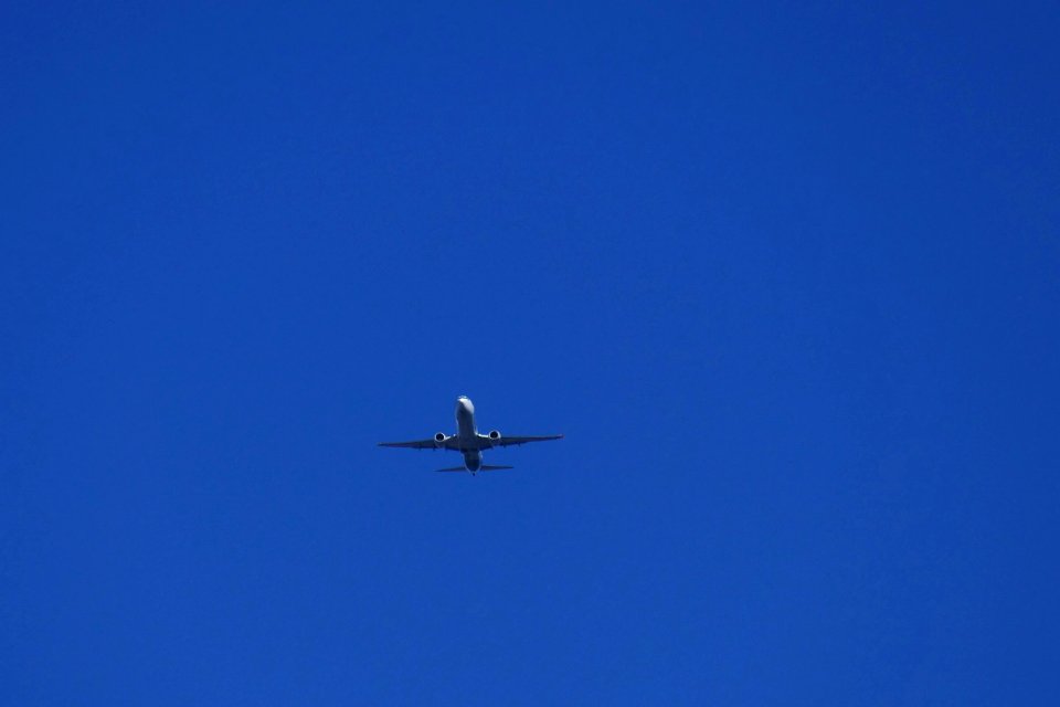 2016.10.12.104218_Landing_airplane_Alaska_Airlines_14th_Avenue_Seattle_Washington_USA
