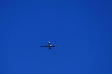 2016.10.12.104218_Landing_airplane_Alaska_Airlines_14th_Avenue_Seattle_Washington_USA