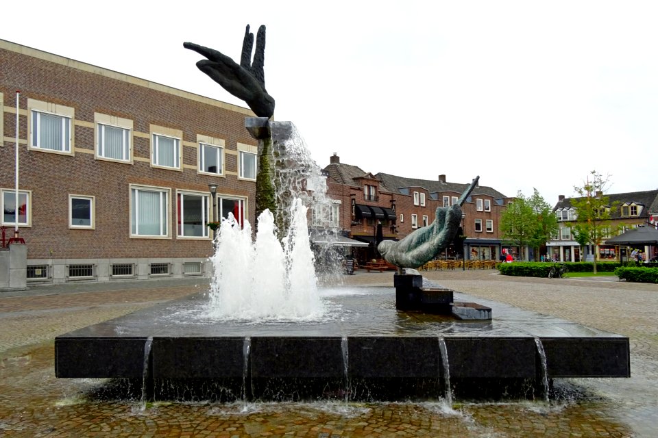 20160520_Genesis_fontein_door_Charles_Vergouwen_1991_Markt_Schijndel
