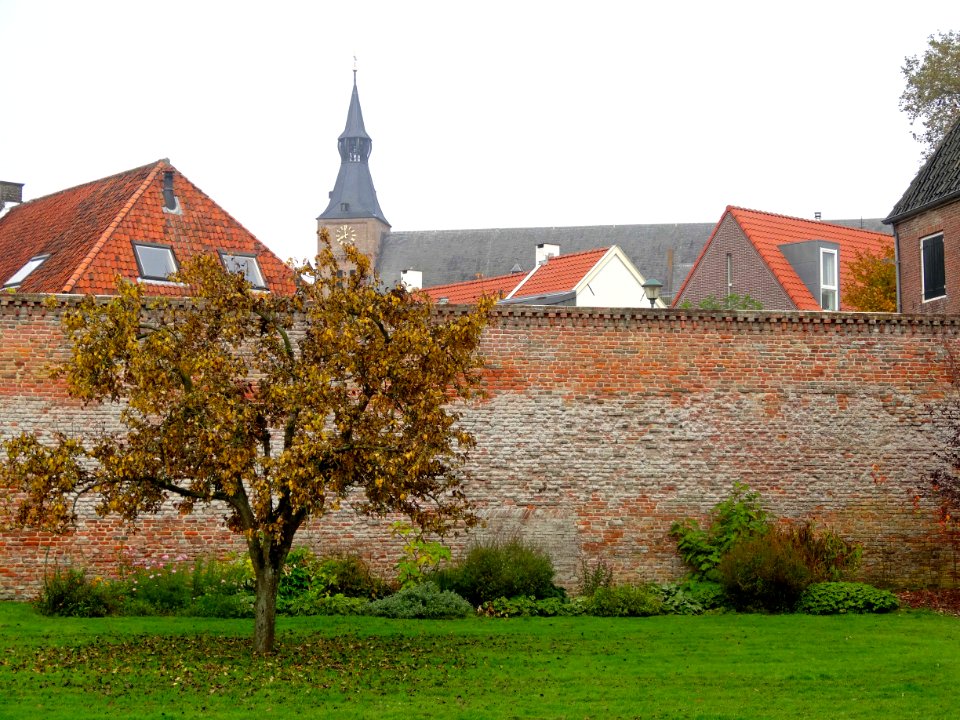 20151027_Stadsmuur1_met_Grote_of_Andreaskerk_Hattem
