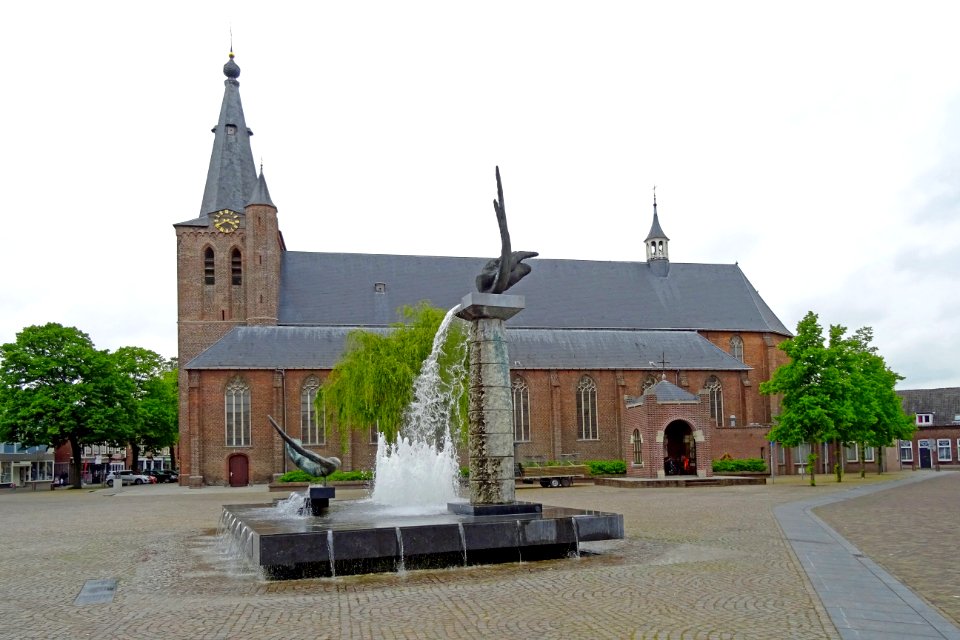 20160520_Sint_Servatiuskerk_met_Genesis_fontein_door_Charles_Vergouwen_Markt_Schijndel