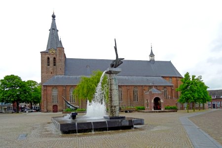 20160520_Sint_Servatiuskerk_met_Genesis_fontein_door_Charles_Vergouwen_Markt_Schijndel