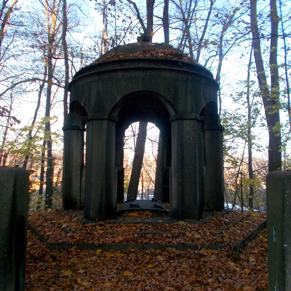 2016_Grabstätte_der_Mühlenbesitzer_Eger_auf_dem_Johannisfriedhof