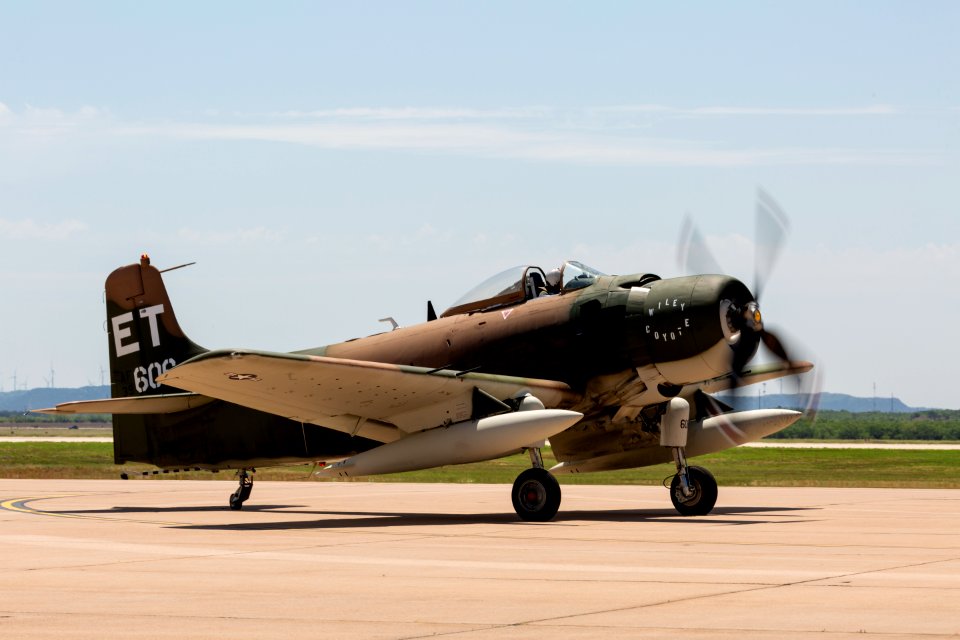 20180512_A-1H_Skyraider_Dyess_AFB_Air_Show_2018_9