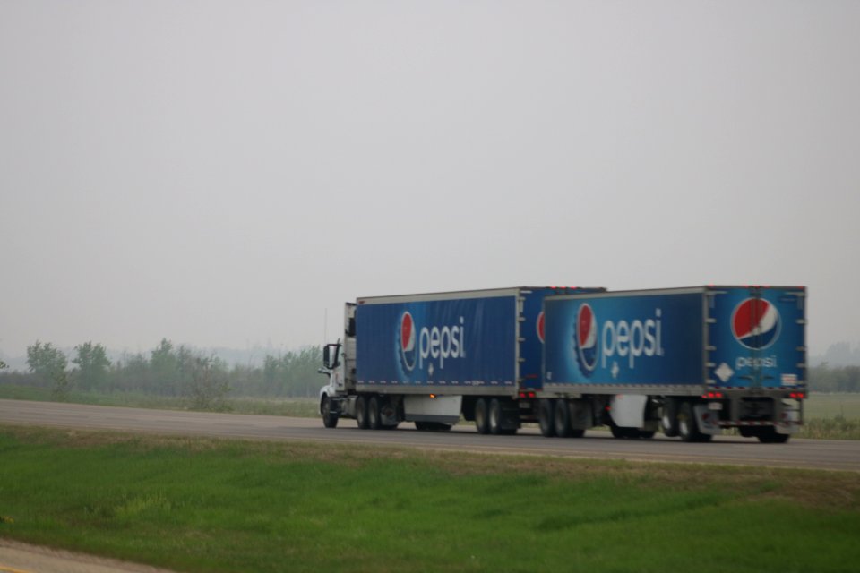 2019-05-31_Pepsi_delivery_truck_in_"turnpike_double"_configuration_on_Queen_Elizabeth_II_Highway_south_north_of_Lacombe_0092