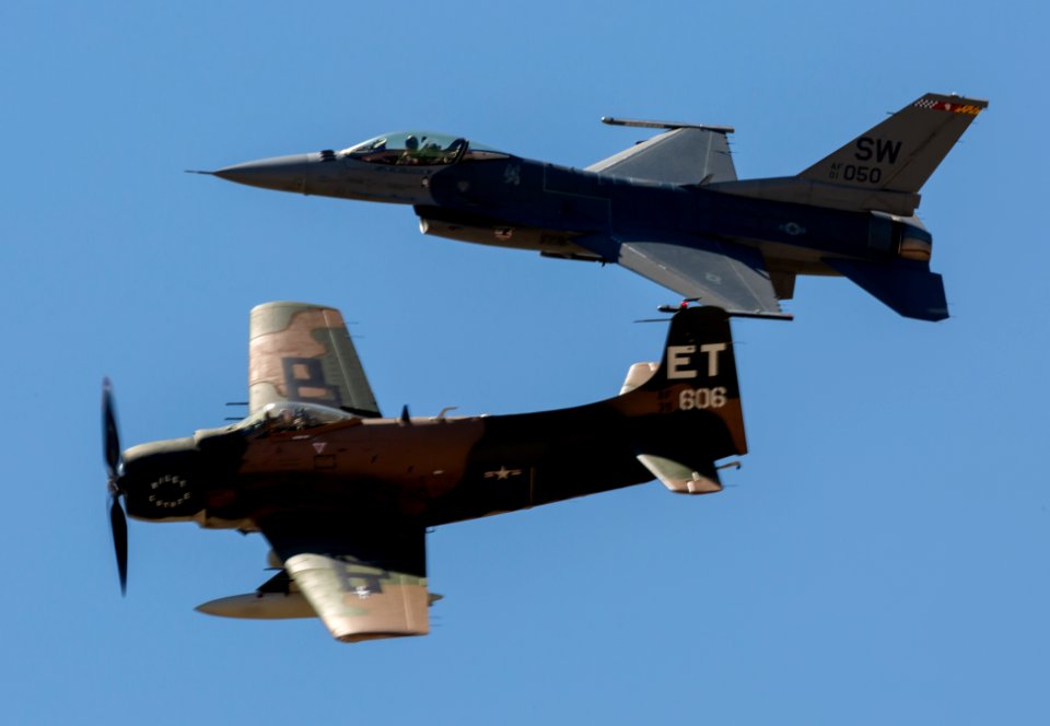 20180512_A-1H_F-16_Formation_Dyess_AFB_Air_Show_2018_4