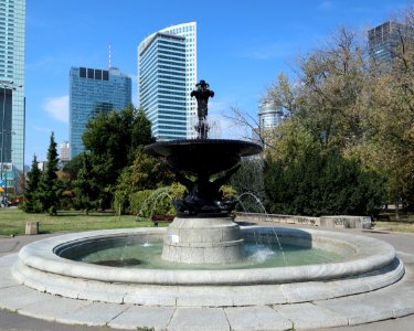 2019_Warszawa_plac_Defilad,_fontanna,_1