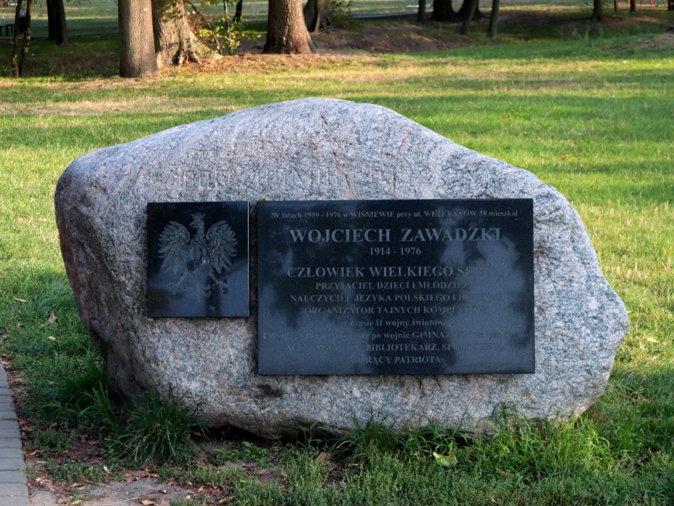 2019_Warszawa_park_Henryków,_kamień_pamiątkowy