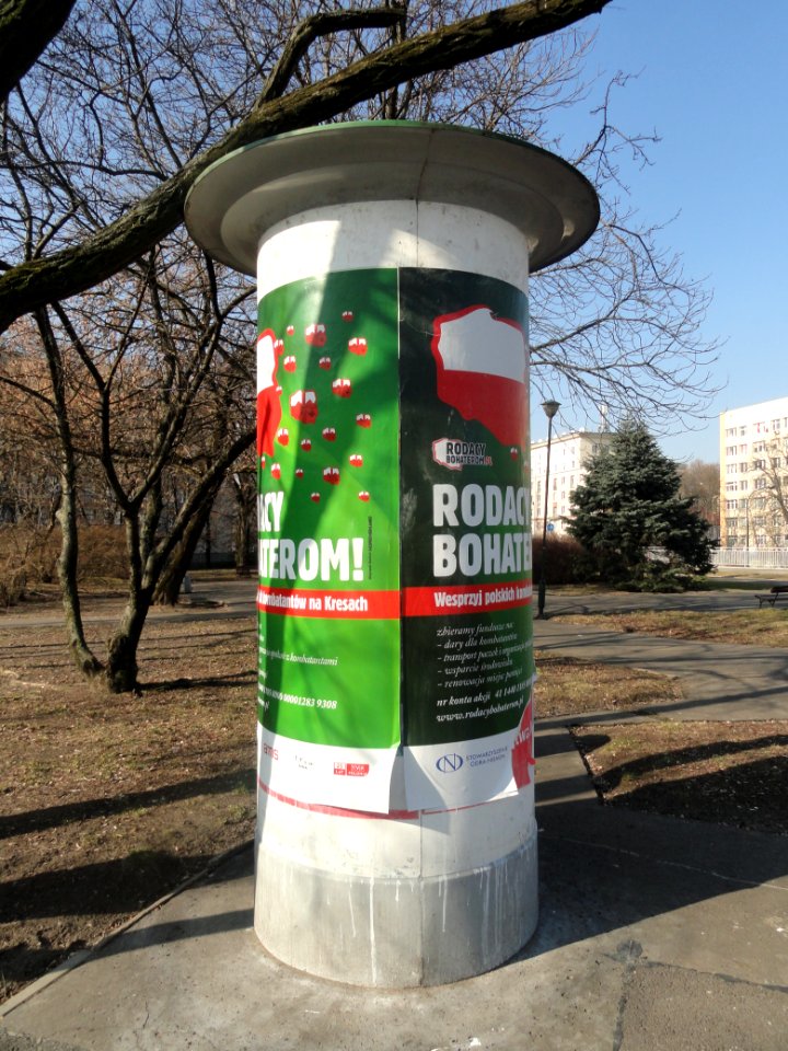 2019_Warszawa_Plac_na_Rozdrożu,_słup_ogłoszeniowy,_3